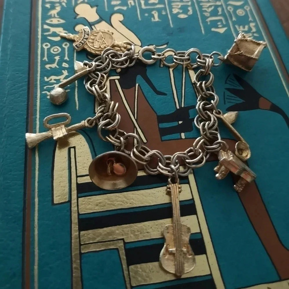 Vintage gold tone charm  bracelet - Picture 1 of 3